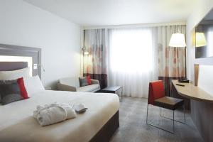 Ένα ή περισσότερα κρεβάτια σε δωμάτιο στο Novotel Paris 17