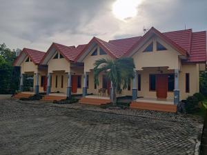 eine Reihe von Häusern mit rotem Dach in der Unterkunft RedDoorz @ Puncak Tahura Hotel Bengkulu Tengah in Bengkulu