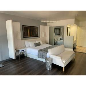 1 dormitorio con 1 cama, 1 sofá y 1 silla en Oak Tree Inn en Los Ángeles