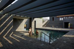 Bazén v ubytování Viveda Wellness Resort nebo v jeho okolí