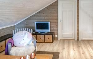 TV a/nebo společenská místnost v ubytování Gorgeous Home In Rysstad With House A Mountain View