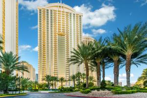 un gran edificio con palmeras delante en The Signature MGM by Orgoto en Las Vegas