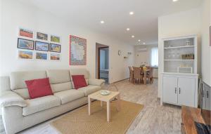 uma sala de estar com um sofá e uma mesa em Il Molino B em Rosignano Marittimo