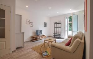 uma sala de estar com um sofá e uma televisão em Il Molino B em Rosignano Marittimo