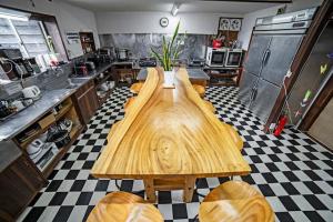 une grande cuisine avec une table en bois. dans l'établissement Hai Lodge, à Otari