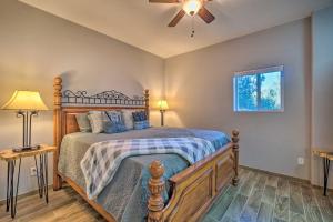 Payson Escape with Mtn Views and Fire Pit!客房内的一张或多张床位