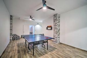 Payson Escape with Mtn Views and Fire Pit!内部或周边的乒乓球设施
