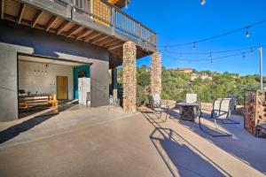 Payson Escape with Mtn Views and Fire Pit!的阳台或露台