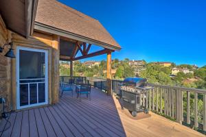 Payson Escape with Mtn Views and Fire Pit!的阳台或露台