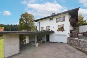 una gran casa blanca con garaje en Haus Hüttenberger en Going