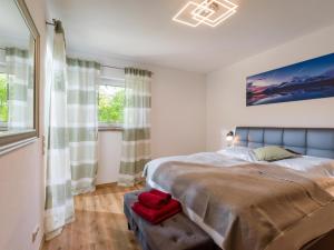 Un dormitorio con una cama grande y una ventana en Haus Hüttenberger en Going
