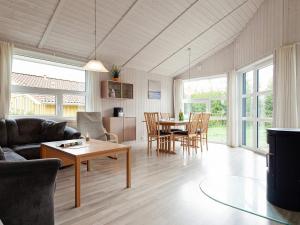 Posezení v ubytování 5 person holiday home in GROEMITZ