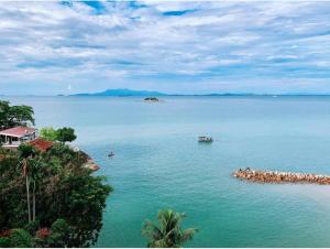 a view of a large body of water at Batu Feringgi Homestay in Batu Ferringhi