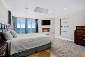 um quarto com uma cama grande e uma lareira em Malibu Oasis em Malibu