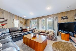 uma sala de estar com um sofá e uma televisão em The Mountain House em Conway
