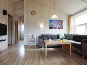 ein Wohnzimmer mit einem Sofa und einem Tisch in der Unterkunft Three-Bedroom Holiday home in Grömitz 20 in Grömitz