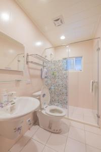 台東市的住宿－桔子圓包棟民宿 小團體包棟 tesla 充電，浴室配有卫生间、盥洗盆和淋浴。