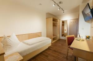 Ένα ή περισσότερα κρεβάτια σε δωμάτιο στο Gasthof Neuwirt