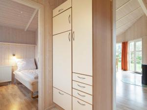 1 dormitorio con 1 cama y armario grande en Three-Bedroom Holiday home in Grömitz 11, en Grömitz