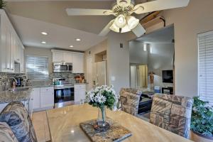 Una cocina con una mesa con un jarrón de flores encima. en Tempe Oasis 2 Mi to Sloan Park, Walk to ASU Campus, en Tempe