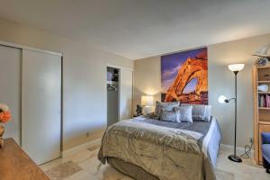 Un dormitorio con una cama con un cuadro en la pared. en Tempe Oasis 2 Mi to Sloan Park, Walk to ASU Campus, en Tempe 16 fotos más
