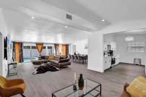 Η κουζίνα ή μικρή κουζίνα στο Luxury Pool Villa // 5BD 4BA