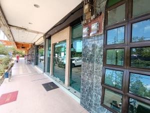 facciata di un edificio con finestre in vetro di Winton Hotel a Mentekab