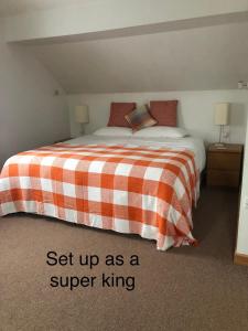 מיטה או מיטות בחדר ב-Broadgates Cottage Working Farm Ashleyhay Matlock
