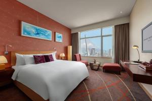 Giường trong phòng chung tại Grand Mercure Danang