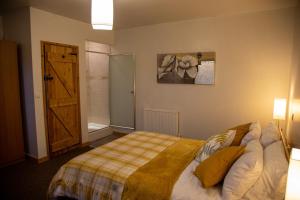 מיטה או מיטות בחדר ב-Broadgates Cottage Working Farm Ashleyhay Matlock