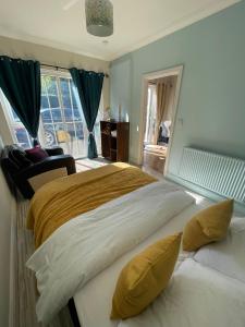 um quarto com 2 camas e uma grande janela em Adorable one-bed place in Cambridgeshire em March