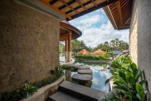 vista para a piscina no resort em Budhi Ayu Villas and Cottages Ubud by Mahaputra-CHSE Certified em Ubud