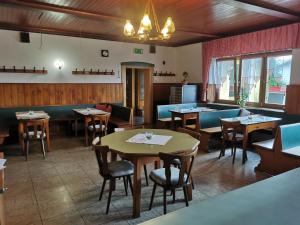 um restaurante com mesas e cadeiras num quarto em Landrasthaus Maria Bild em Maria Bild