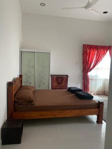 un grande letto in una stanza con finestra di Ladiya Homestay Islamic 