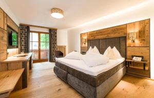 Televízia a/alebo spoločenská miestnosť v ubytovaní Wellness & Sporthotel Alpenhof