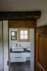 uma casa de banho com um lavatório branco e uma janela em Kellerstöckl Berg 106 em Strem