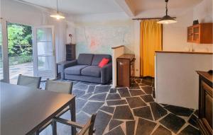 ein Wohnzimmer mit einem Sofa und einem Tisch in der Unterkunft Cozy Home In Saint-georges-dolron With Kitchen in Saint-Georges-dʼOléron