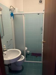 y baño con ducha, lavabo y aseo. en Casa Gianfranco en Gubbio