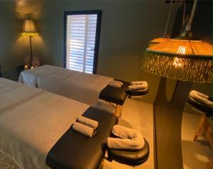 Postel nebo postele na pokoji v ubytování PRIVATE ROOM & SPA avec Jacuzzi privatif + 42 fotografií