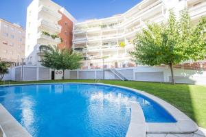 Bazén v ubytovaní Precioso apartamento con piscina y jardín propio alebo v jeho blízkosti