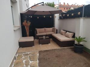 Posedenie v ubytovaní Precioso apartamento con piscina y jardín propio