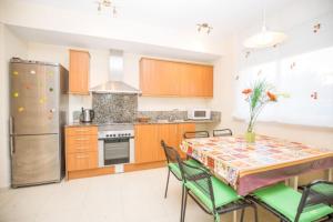Kuchyňa alebo kuchynka v ubytovaní Precioso apartamento con piscina y jardín propio