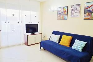 Televízia a/alebo spoločenská miestnosť v ubytovaní Precioso apartamento con piscina y jardín propio