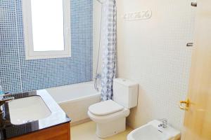 Kúpeľňa v ubytovaní Precioso apartamento con piscina y jardín propio + 7 fotografií