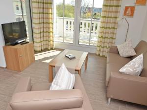 奥斯赛拜-塞林Villa Annika - Apt. 11的有两张沙发和一台电视的客厅