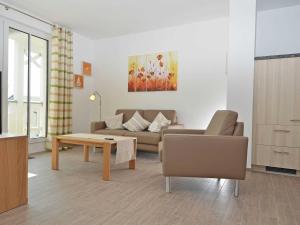 奥斯赛拜-塞林Villa Annika - Apt. 11的客厅里有一张沙发和一张桌子。