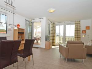 奥斯赛拜-塞林Villa Annika - Apt. 11的厨房以及带餐桌和椅子的客厅。 更多15张照片