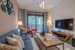 TV a/nebo společenská místnost v ubytování 1 Bedroom at Yansoon 4, Downtown Old Town with Garden View