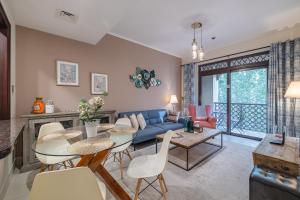 Posezení v ubytování 1 Bedroom at Yansoon 4, Downtown Old Town with Garden View