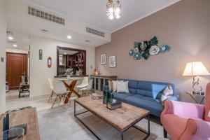 Posezení v ubytování 1 Bedroom at Yansoon 4, Downtown Old Town with Garden View
